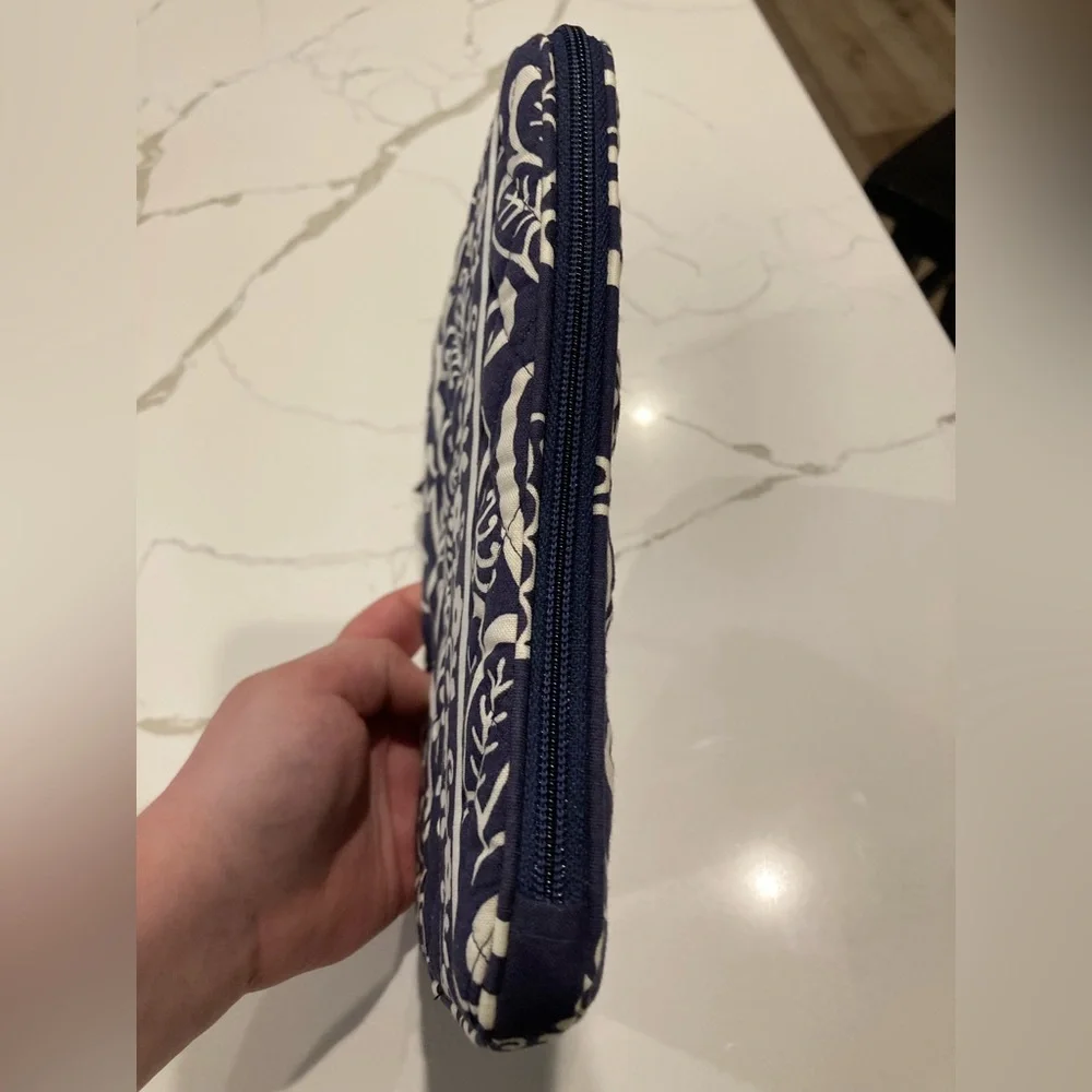 Vera Bradley navy blue white flower quilted padded tablet case sleeve organize